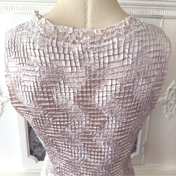 Vintage Nicola Textured V-neck Stretch Top - Picture 8 of 11
